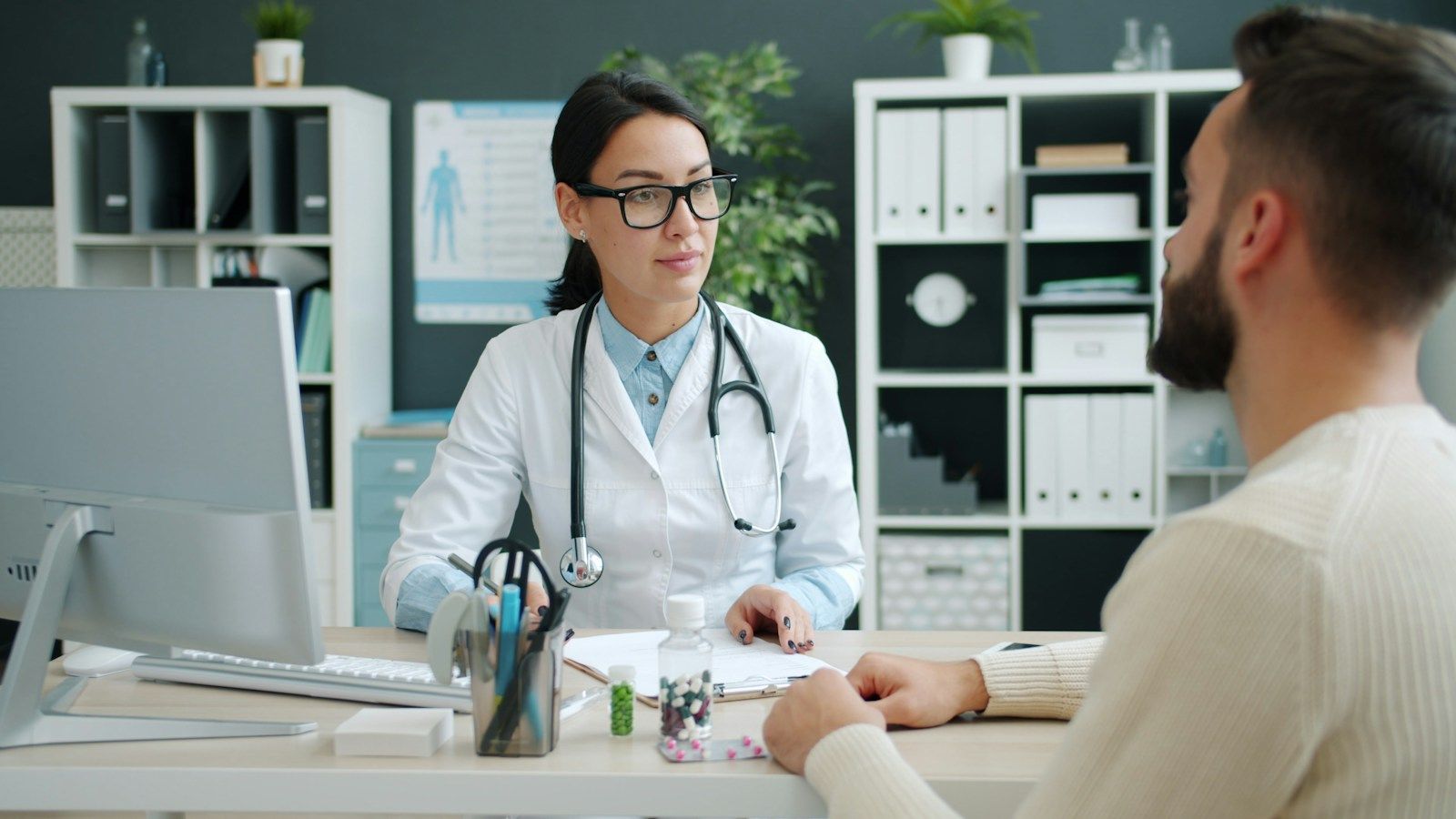 Médica atendendo um paciente no consultório