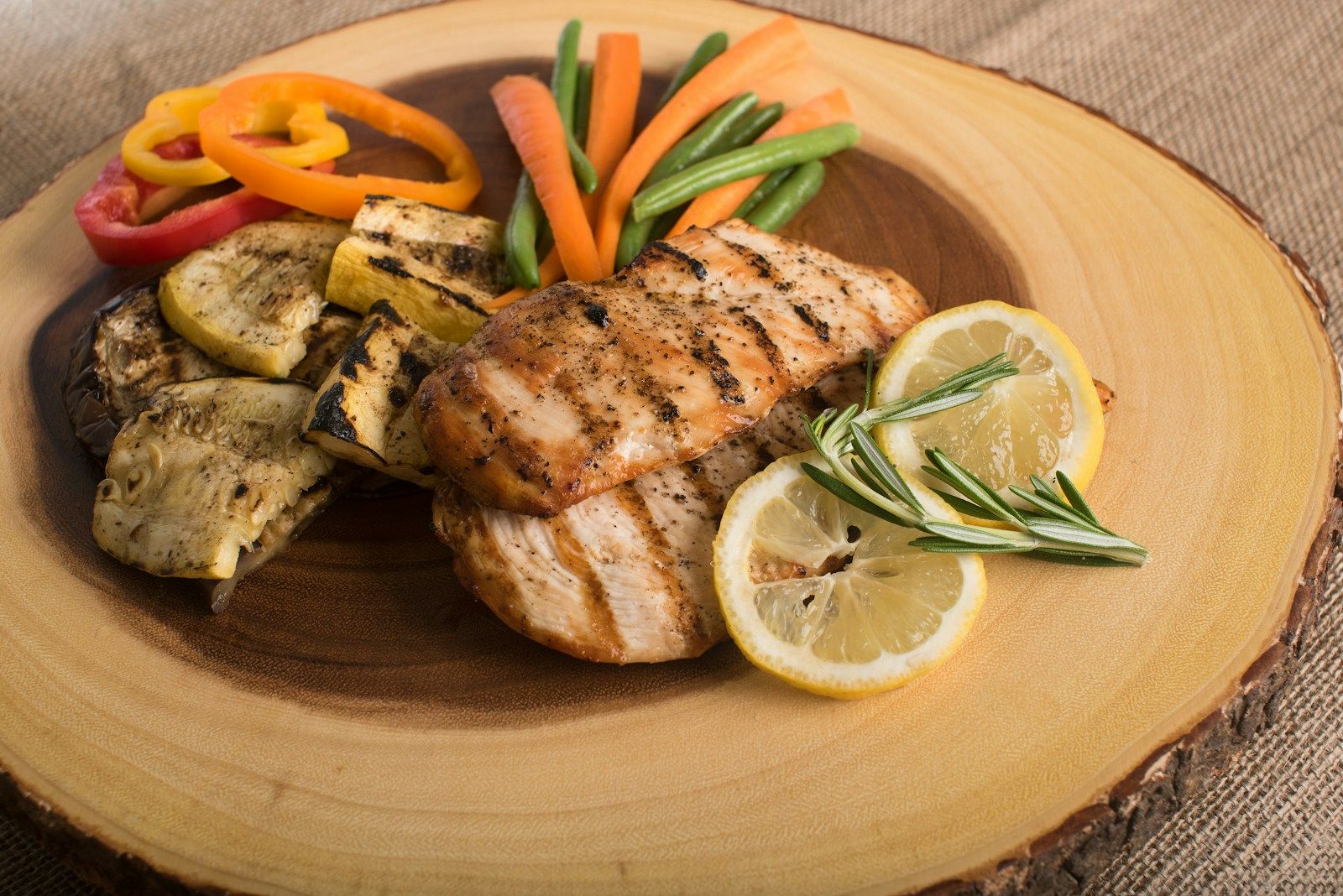 Prato de frango grelhado com legumes