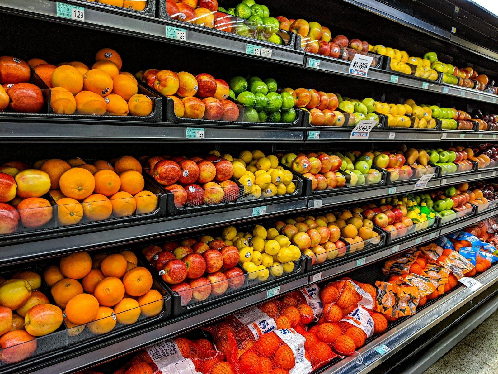 Gôndola de supermercado com frutas frescas